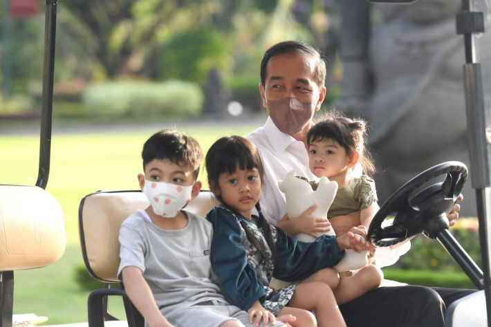 Momen Jokowi momong cucu dibagikan di media sosial