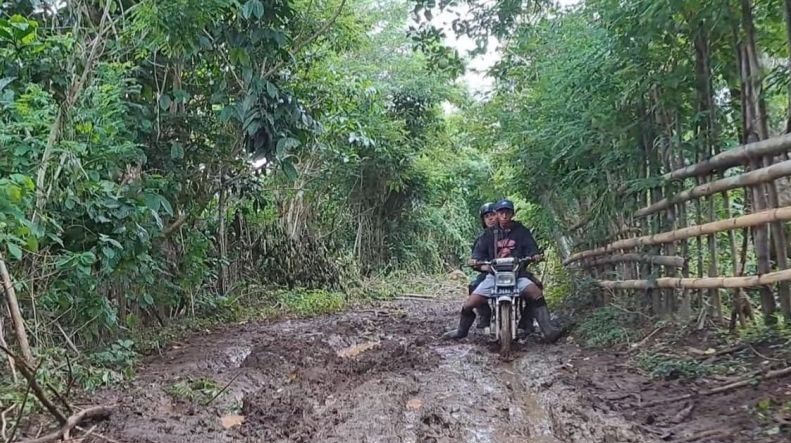 Perjuangan petugas distribusikan logistik pemilu di NTB