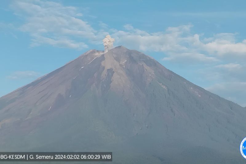 Gunung Semeru muntahkan abu vulkanik mengarah ke utara Gunung Semeru muntahkan abu vulkanik mengarah ke utara