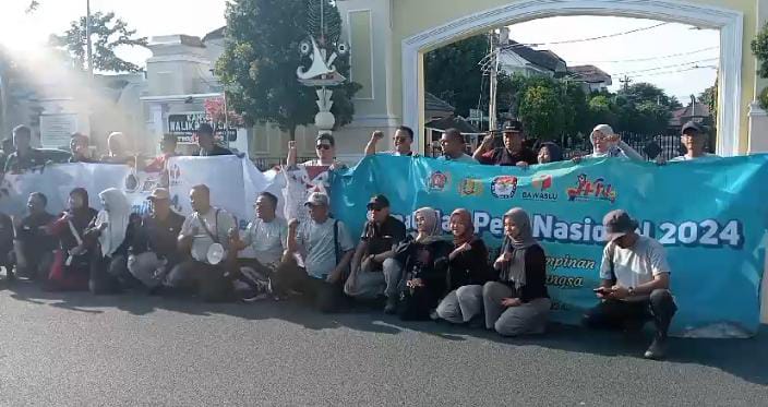 Peringati HPN, PWI dan Bawaslu Kota Tegal imbau warga tidak golput di Pemilu 2024 Peringati HPN, PWI dan Bawaslu Kota Tegal imbau warga tidak golput di Pemilu 2024