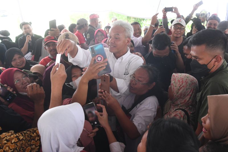 Ganjar safari politik ke Kalimantan-Jawa, Mahfud temui warga Bengkulu