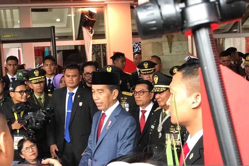 Presiden Jokowi bantah isu transaksi politik kenaikan pangkat Prabowo Presiden Jokowi bantah isu transaksi politik kenaikan pangkat Prabowo