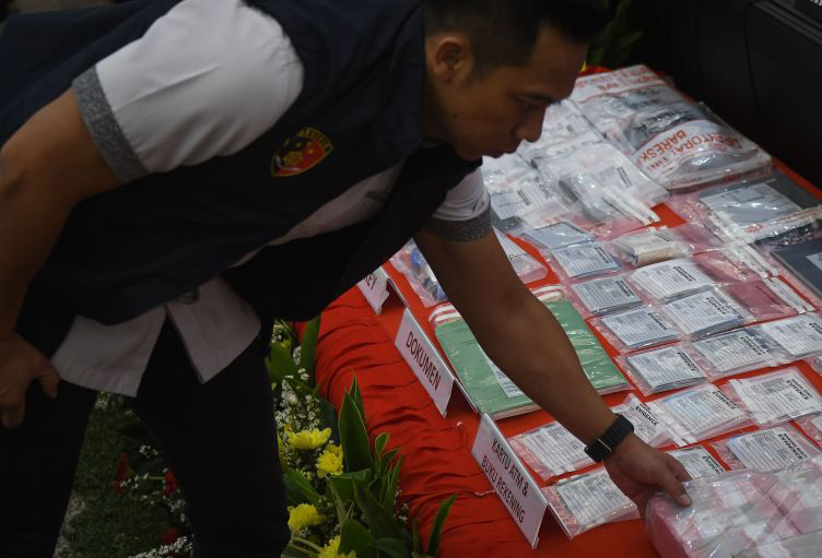 Bareskrim limpahkan tersangka judi bola SBOTOP ke Kejaksaan
