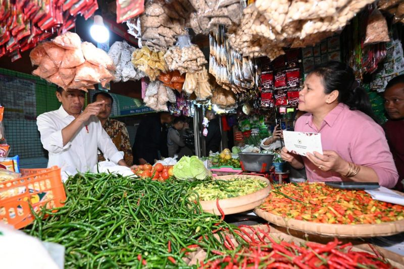 Presiden Jokowi tinjau stok dan harga pangan di Pasar Wonogiri Presiden Jokowi tinjau stok dan harga pangan di Pasar Wonogiri