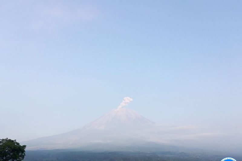 Gunung Semeru erupsi empat kali dalam sehari Gunung Semeru erupsi empat kali dalam sehari