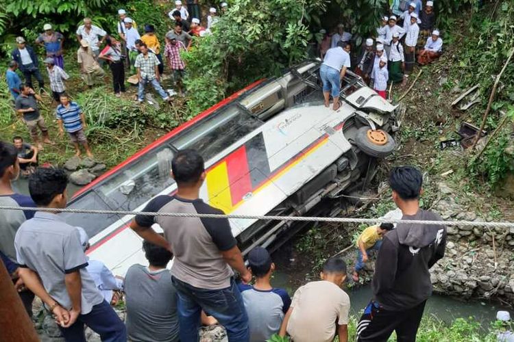 8 Februari 2021: Bus rombongan ASN Pemkab Agam terjun ke sungai