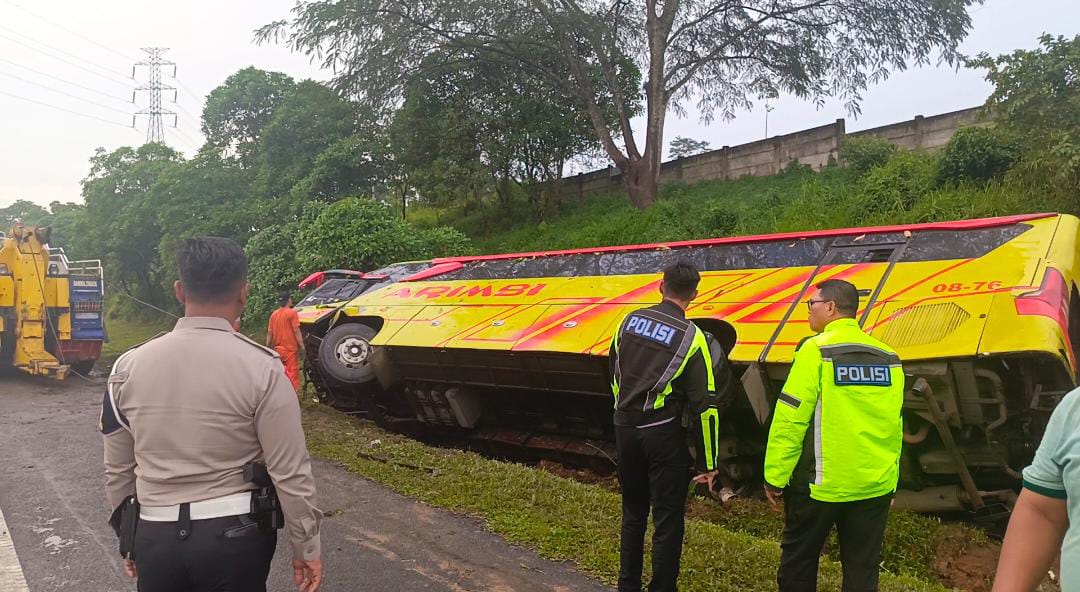 Bus masuk parit di Tol Cipularang, tujuh orang luka-luka Bus masuk parit di Tol Cipularang, tujuh orang luka-luka