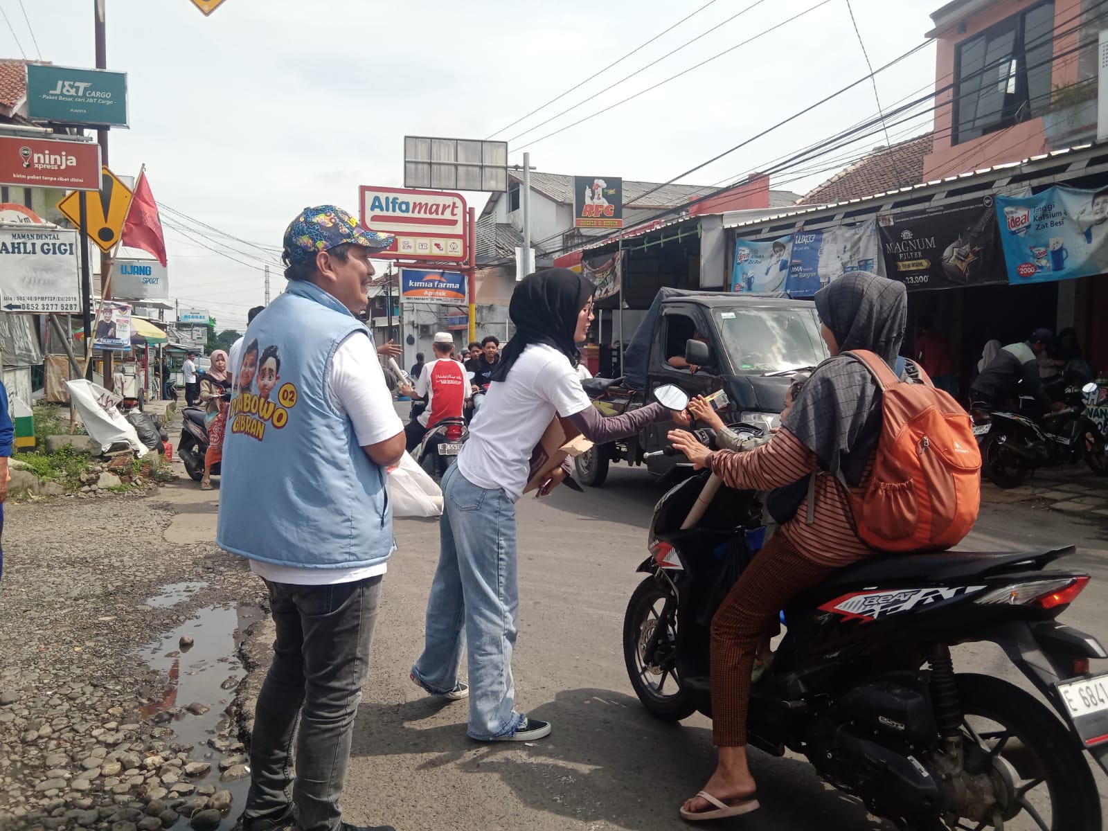 Relawan Gajah Gibran bagikan ratusan susu di terminal Rajagaluh Majalengka Relawan Gajah Gibran bagikan ratusan susu di terminal Rajagaluh Majalengka