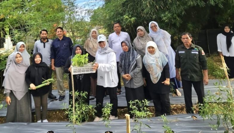 Pemkab Nagan Raya Aceh panen tanaman pangan di halaman perkantoran Pemkab Nagan Raya Aceh panen tanaman pangan di halaman perkantoran