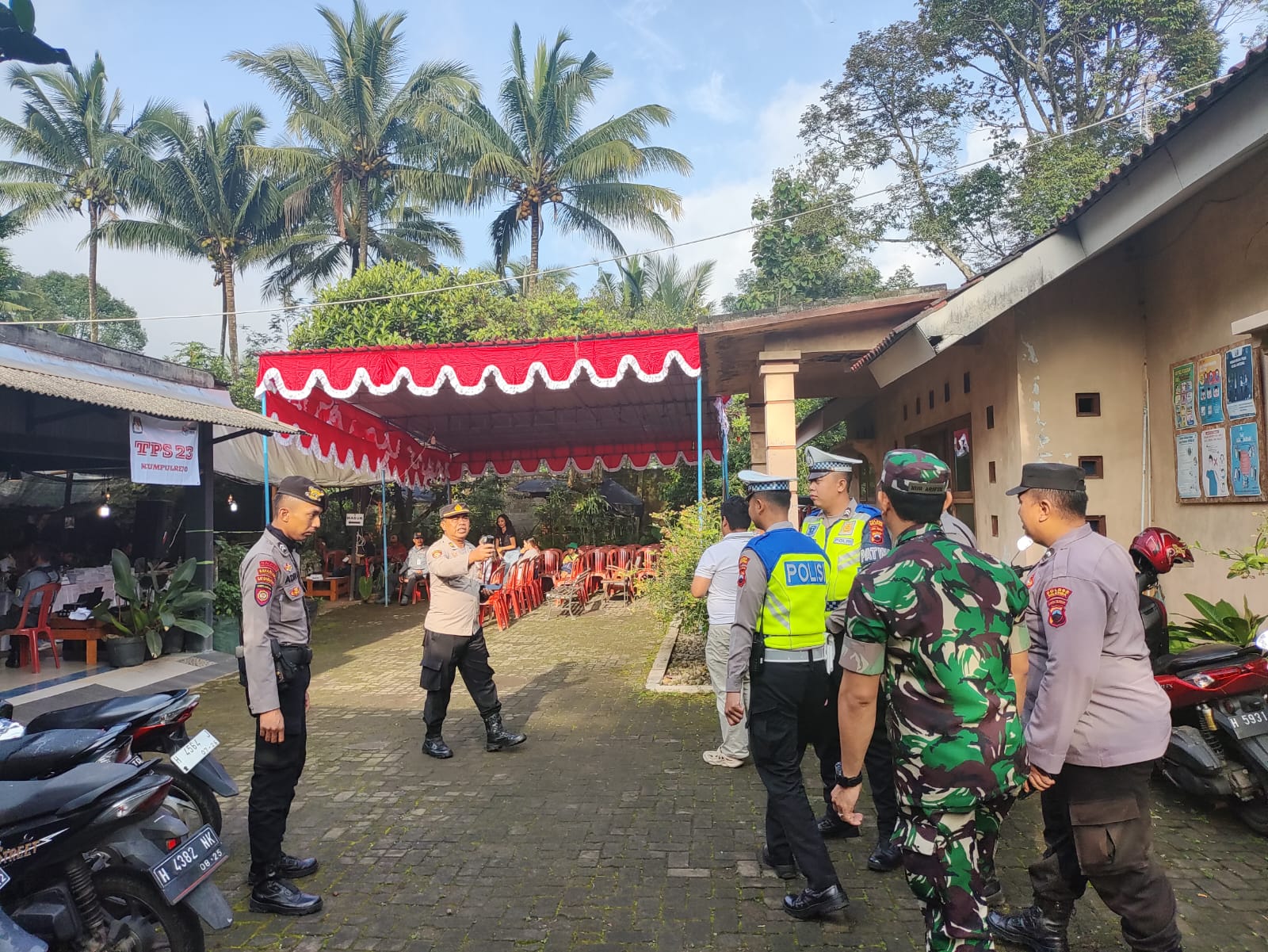 Polres Salatiga amankan pelaksanaan PSU di TPS 23 Kumpulrejo Polres Salatiga amankan pelaksanaan PSU di TPS 23 Kumpulrejo