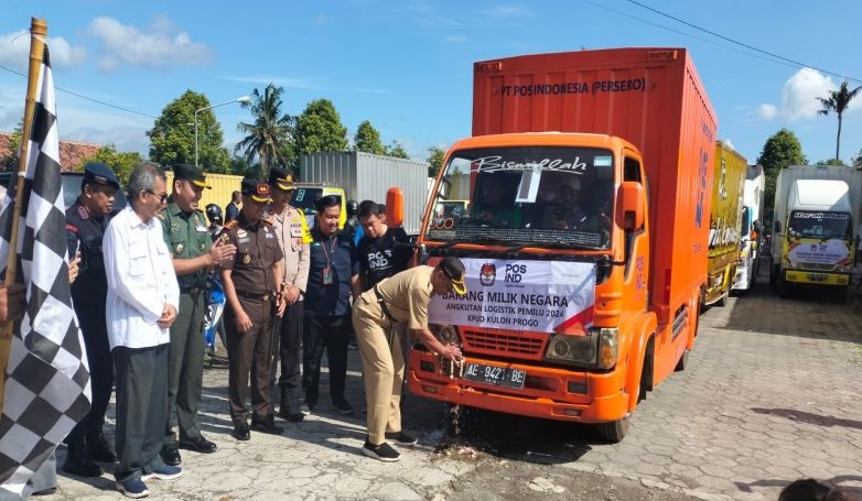 KPU Kulon Progo distribusikan logistik di wilayah terjal KPU Kulon Progo distribusikan logistik di wilayah terjal