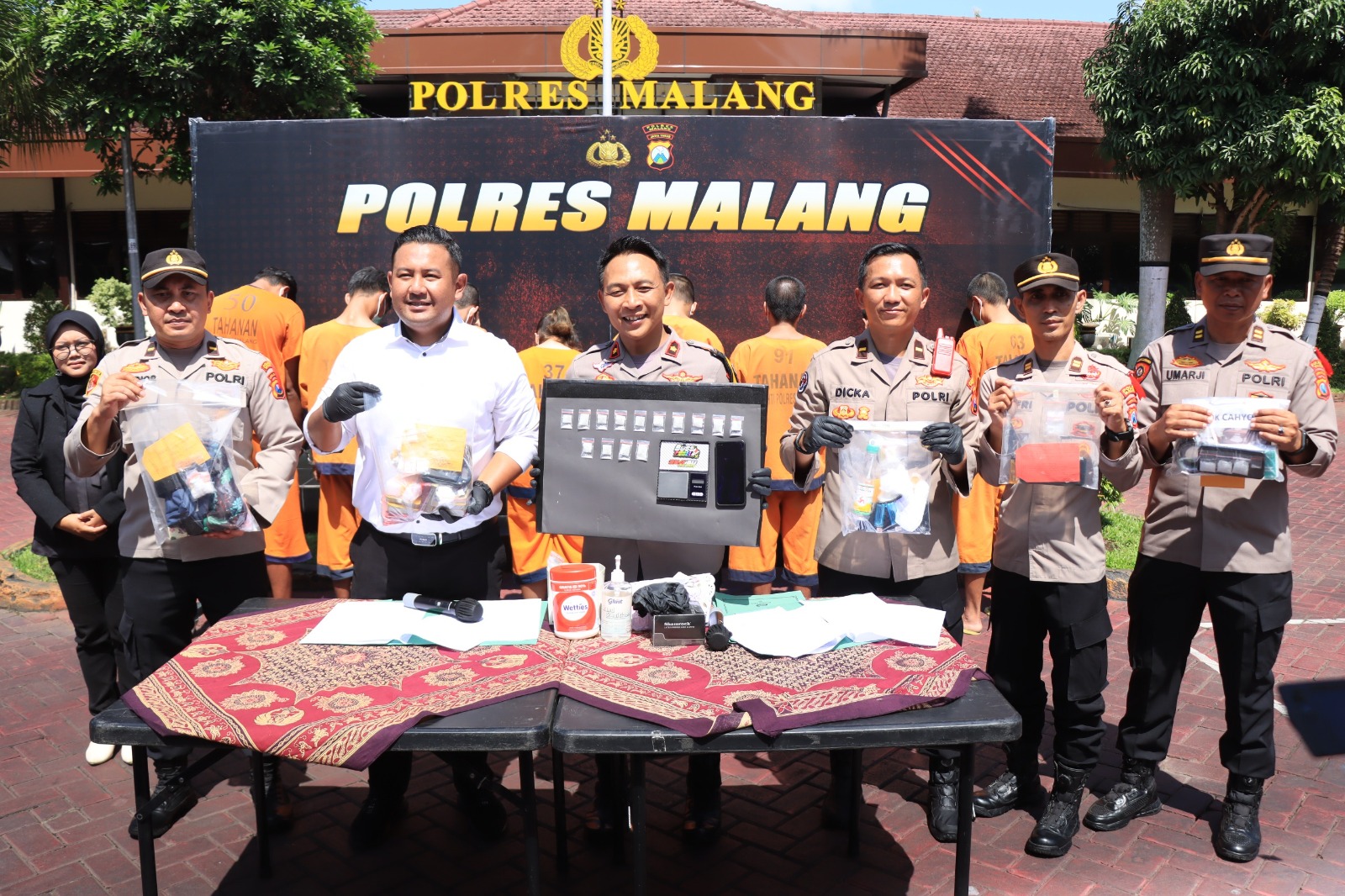 Satnarkoba Polres Malang ringkus 8 tersangka pengedar dan 2 pemakai narkoba Satnarkoba Polres Malang ringkus 8 tersangka pengedar dan 2 pemakai narkoba