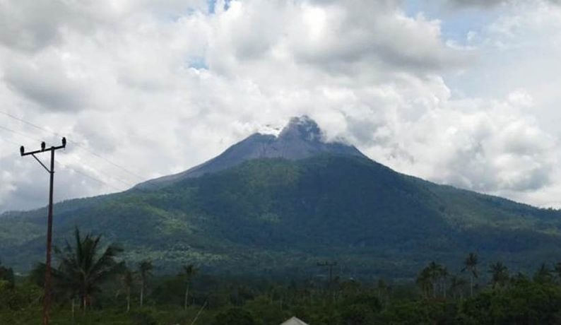 Gunung Lewotobi Laki-laki erupsi disertai luncuran awan panas Gunung Lewotobi Laki-laki erupsi disertai luncuran awan panas