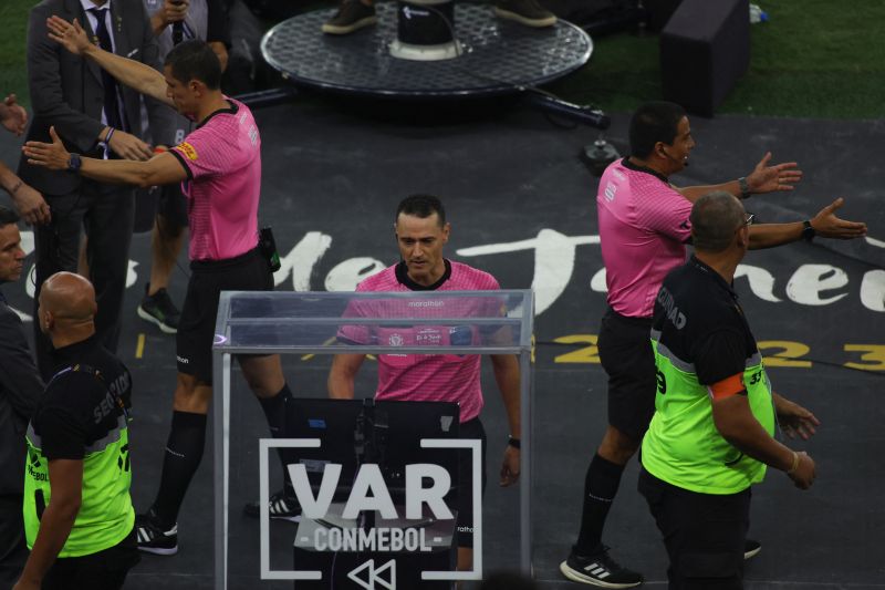 VAR untuk kualitas tinggi pertandingan dan kompetisi sepak bola kita VAR untuk kualitas tinggi pertandingan dan kompetisi sepak bola kita