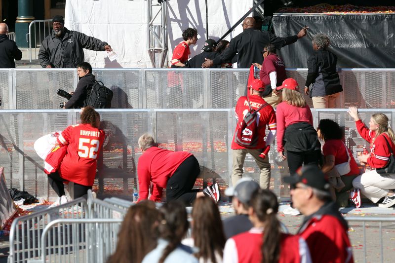Satu orang tewas dan 15 luka-luka dalam parade Kansas City Chiefs Satu orang tewas dan 15 luka-luka dalam parade Kansas City Chiefs
