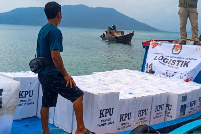 KPU Natuna distribusikan logistik Pemilu dengan kapal kayu KPU Natuna distribusikan logistik Pemilu dengan kapal kayu