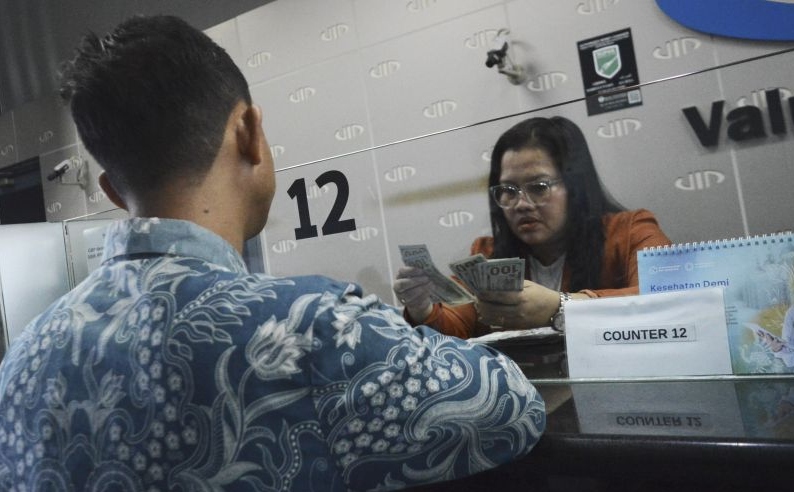 Rupiah melemah tipis jelang pemilu RI dan rilis data inflasi AS 