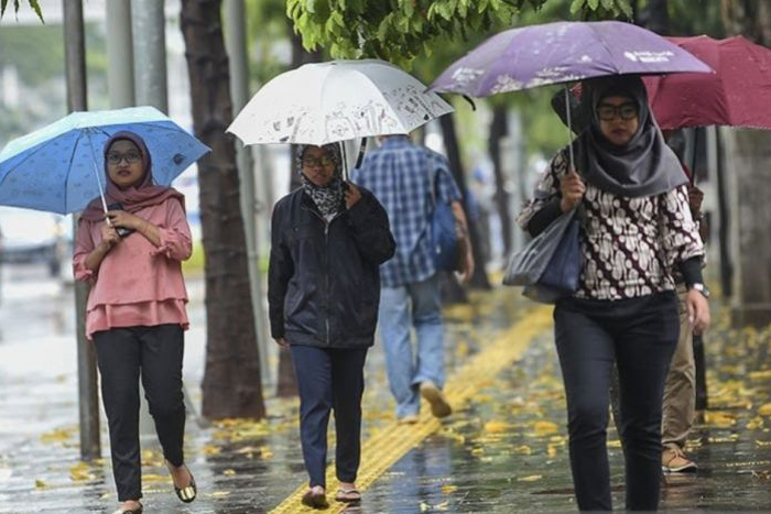 Hujan intensitas ringan diprakirakan mengguyur Jakbar dan Jaksel pada Sabtu siang Hujan intensitas ringan diprakirakan mengguyur Jakbar dan Jaksel pada Sabtu siang