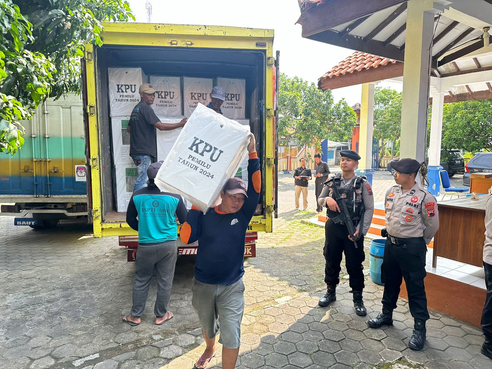 KPU Kota Tegal distribusikan logistik Pemilu 2024 KPU Kota Tegal distribusikan logistik Pemilu 2024