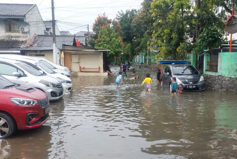 Banjir di jalanan dimanfaatkan anak-anak berenang