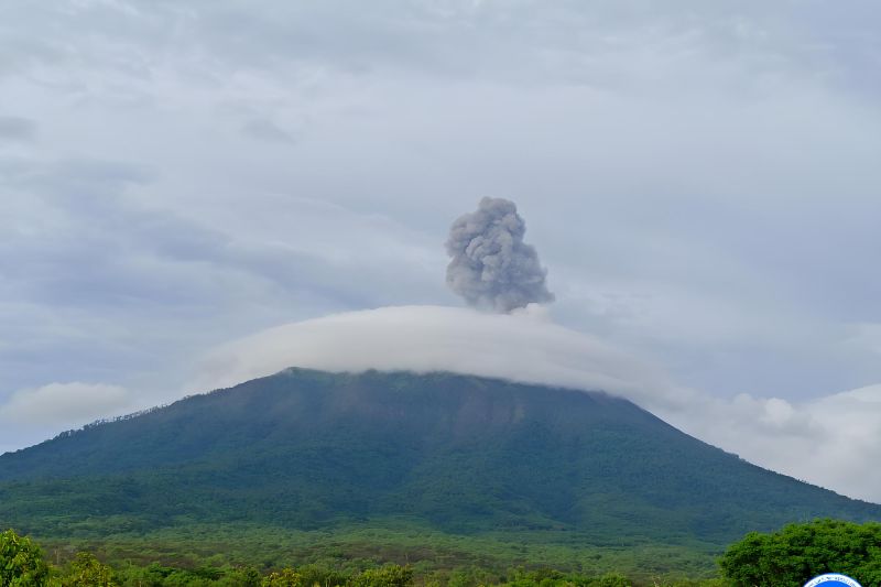 Gunung Ili Lewotolok erupsi lontarkan abu setinggi 1.000 meter Gunung Ili Lewotolok erupsi lontarkan abu setinggi 1.000 meter