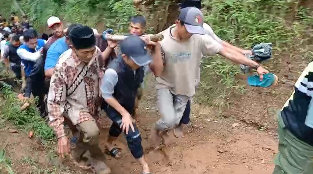 Petani di Purwakarta tewas tertimbun longsor Petani di Purwakarta tewas tertimbun longsor