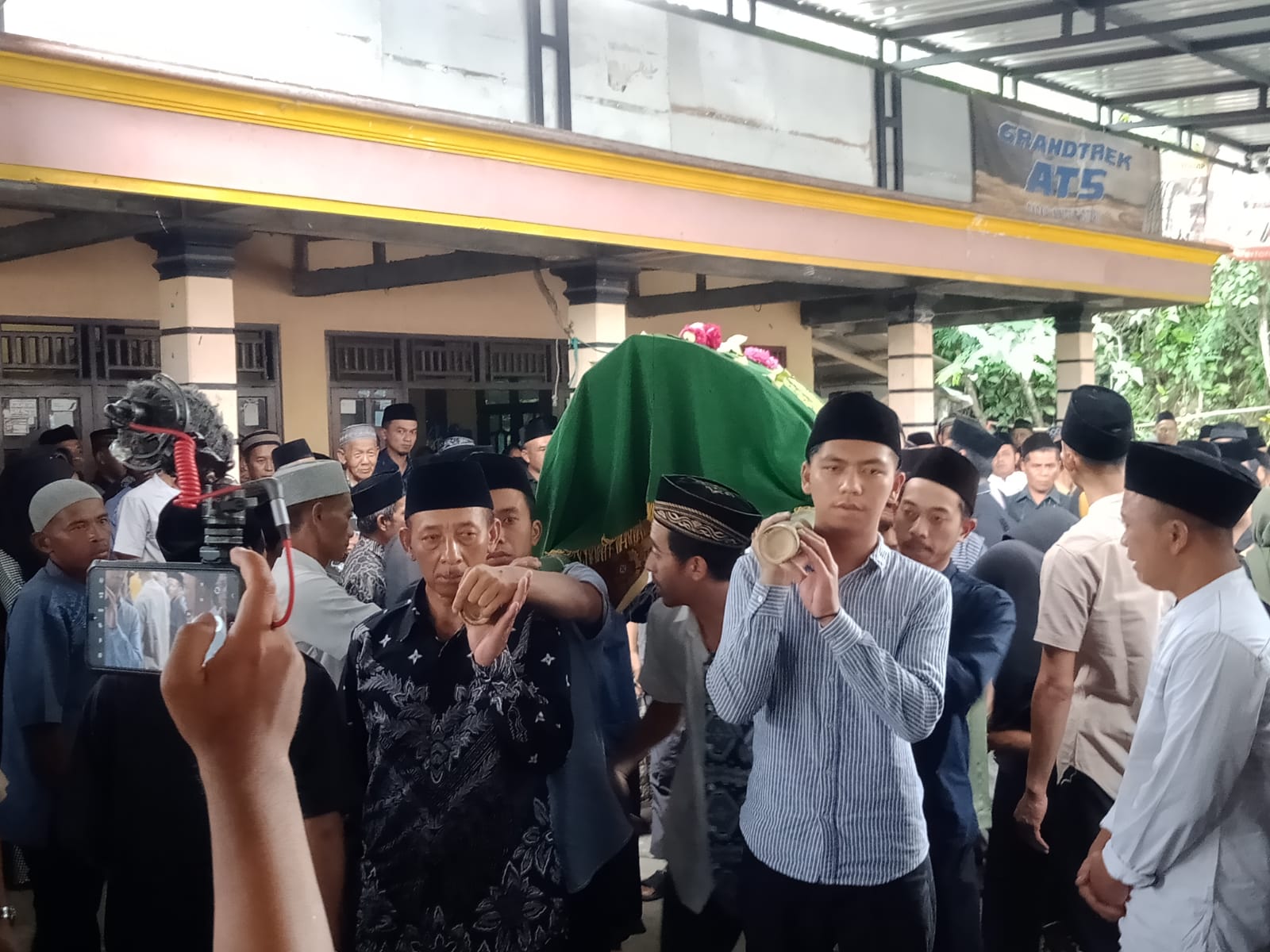 Anggota KPPS Boyolali meninggal dunia, ratusan warga dan KPU berbela sungkawa Anggota KPPS Boyolali meninggal dunia, ratusan warga dan KPU berbela sungkawa