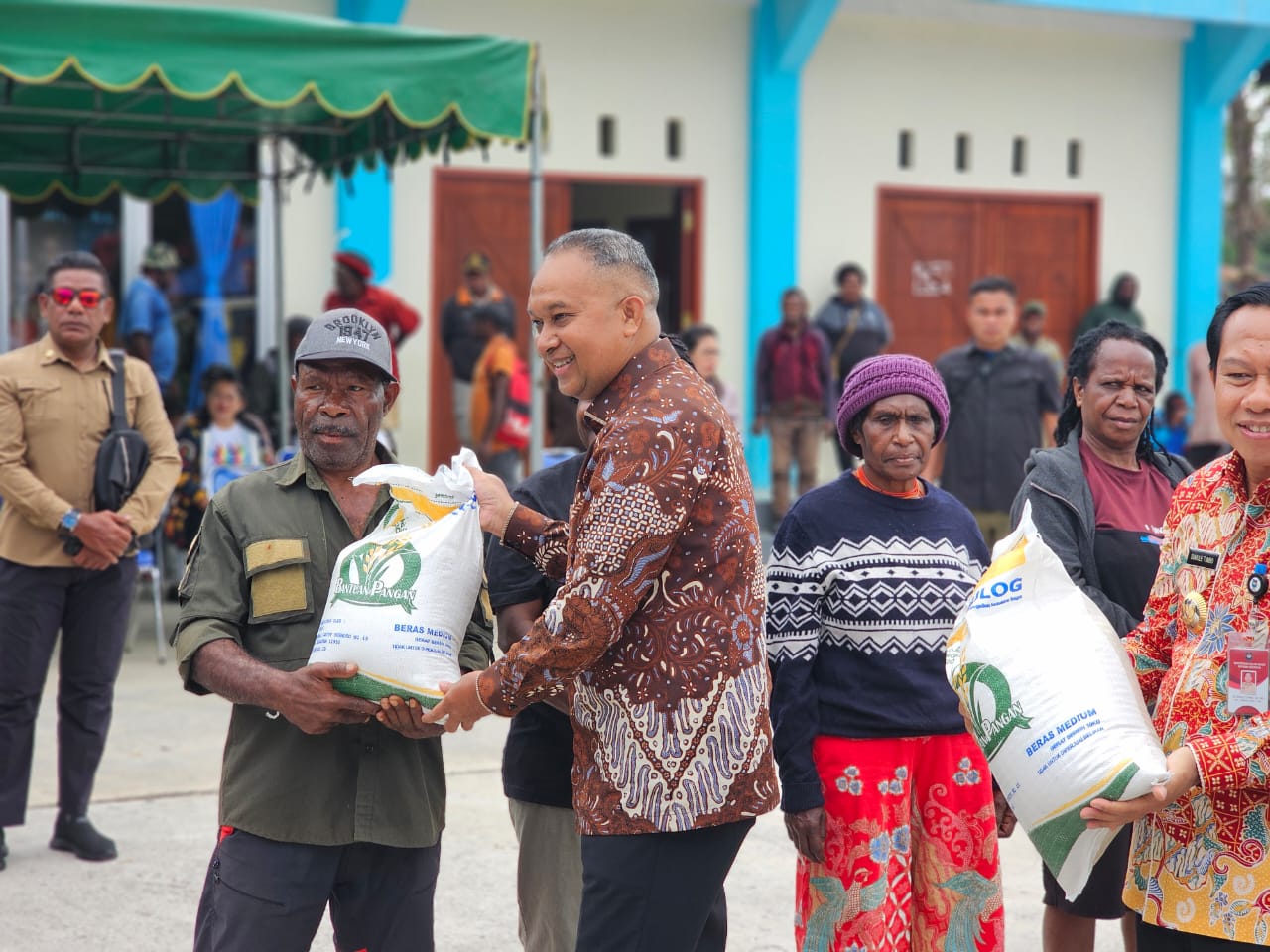 PJ Gubernur Papua Pegunungan salurkan bantuan beras pemerintah di 8 kabupaten PJ Gubernur Papua Pegunungan salurkan bantuan beras pemerintah di 8 kabupaten