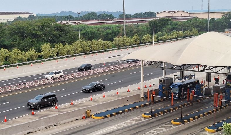 Petugas mulai berlakukan rekayasa lawan arus di Tol Jakarta-Cikampek