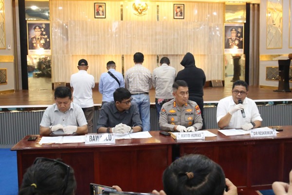 Polda Sulut limpahkan lima tersangka kasus money politic ke kejaksaan Polda Sulut limpahkan lima tersangka kasus money politic ke kejaksaan