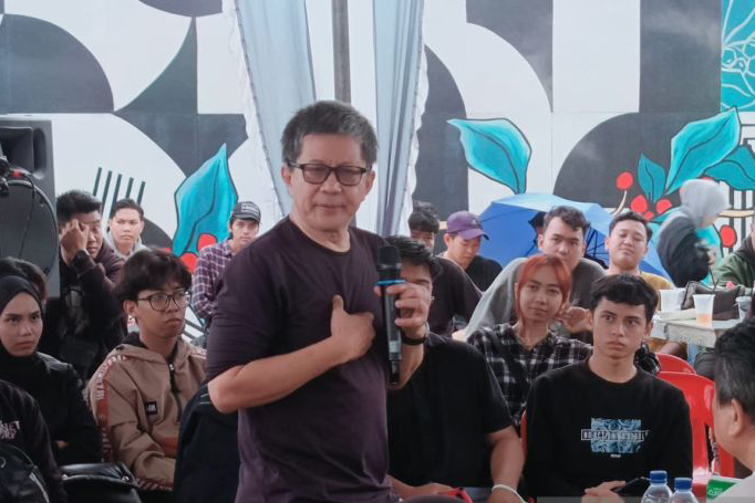 Rocky Gerung ajak pemuda Samarinda untuk berpikir kritis pilih presiden Rocky Gerung ajak pemuda Samarinda untuk berpikir kritis pilih presiden