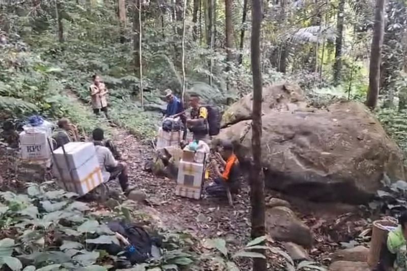 Polisi kawal distribusi logistik ke pelosok Banggai dengan berjalan kaki