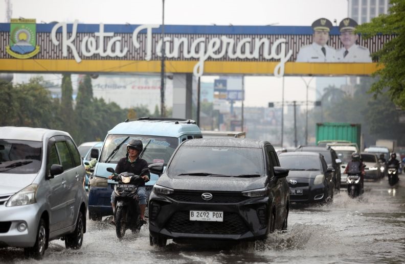 Kiat berkendara aman dan nyaman selama musim hujan