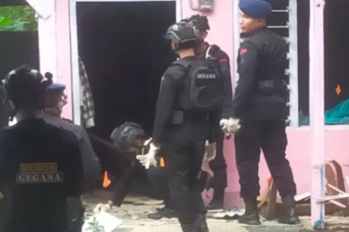 Tim Jihandak Polda Jatim selidiki ledakan di rumah KPPS Pamekasan