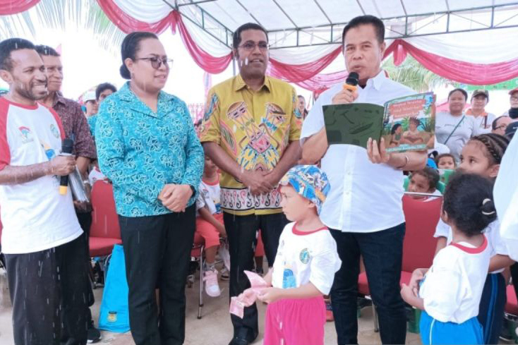 Merawat bahasa Biak dengan menjaga regenerasi penuturnya Merawat bahasa Biak dengan menjaga regenerasi penuturnya