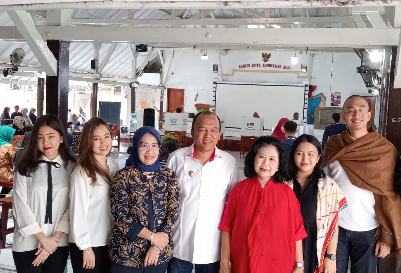 Wakil Wali Kota Tegal dan keluarga nyoblos di TPS 8 Wakil Wali Kota Tegal dan keluarga nyoblos di TPS 8