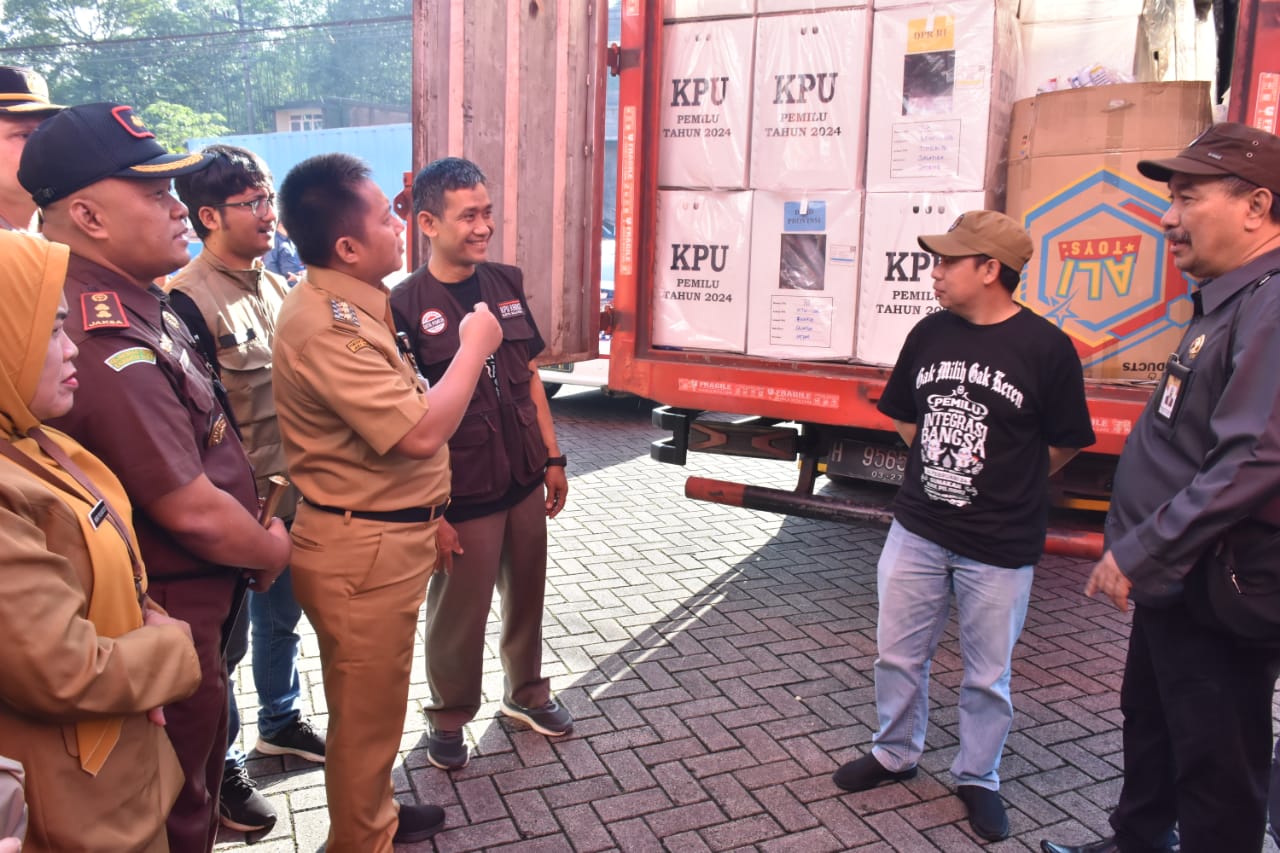 KPU Kota Salatiga distribusikan kotak suara pemilu KPU Kota Salatiga distribusikan kotak suara pemilu