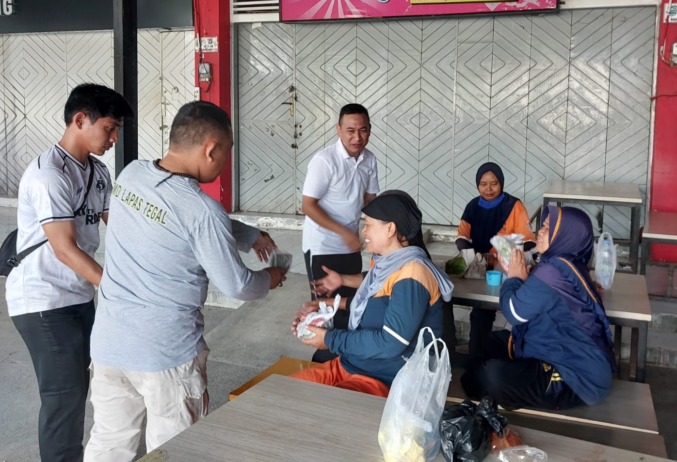 Kalapas IIB Tegal gelar aksi sosial bagikan 50 paket nasi bungkus