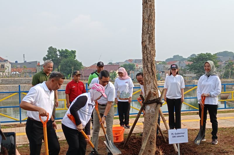 Heru bersama Kadin DKI tanam pohon dan tebar benih ikan di Jagakarsa Heru bersama Kadin DKI tanam pohon dan tebar benih ikan di Jagakarsa