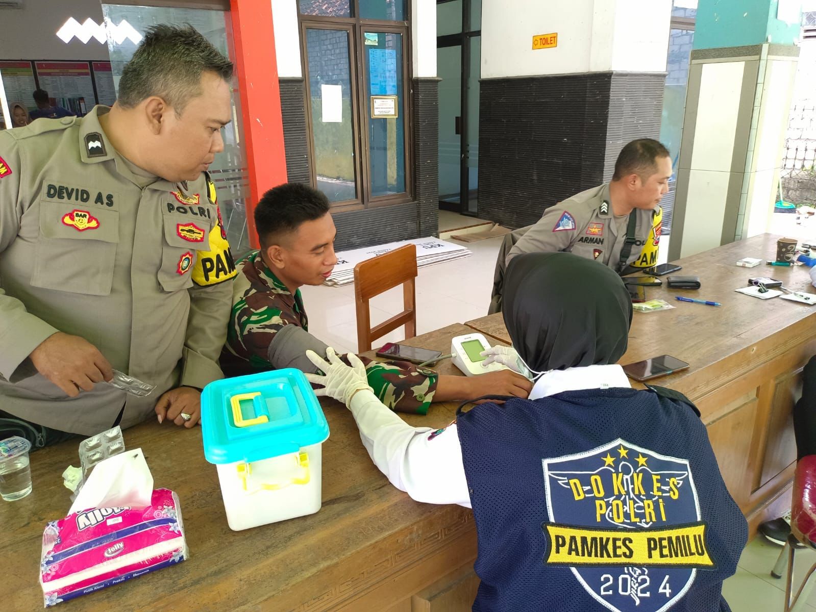 Polda Jatim beri bantuan kesehatan untuk petugas KPPS dan pam pemilu Polda Jatim beri bantuan kesehatan untuk petugas KPPS dan pam pemilu