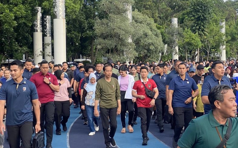 Presiden berolahraga pagi di Gasibu Bandung sambil menyapa masyarakat Presiden berolahraga pagi di Gasibu Bandung sambil menyapa masyarakat