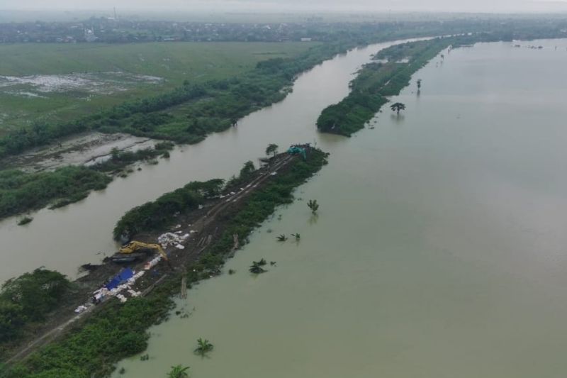 Tanggul Sungai Wulan yang jebol mulai diperbaiki