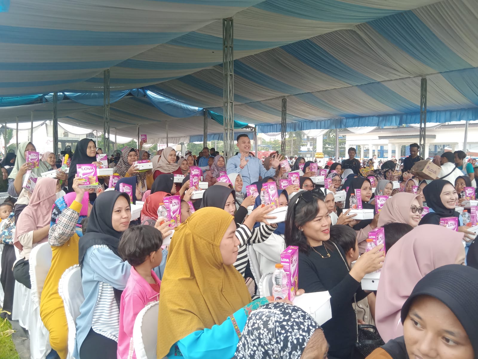 Ribuan warga Majalengka antusias nikmati makan siang gratis dari Sahabat Bang Ara Ribuan warga Majalengka antusias nikmati makan siang gratis dari Sahabat Bang Ara