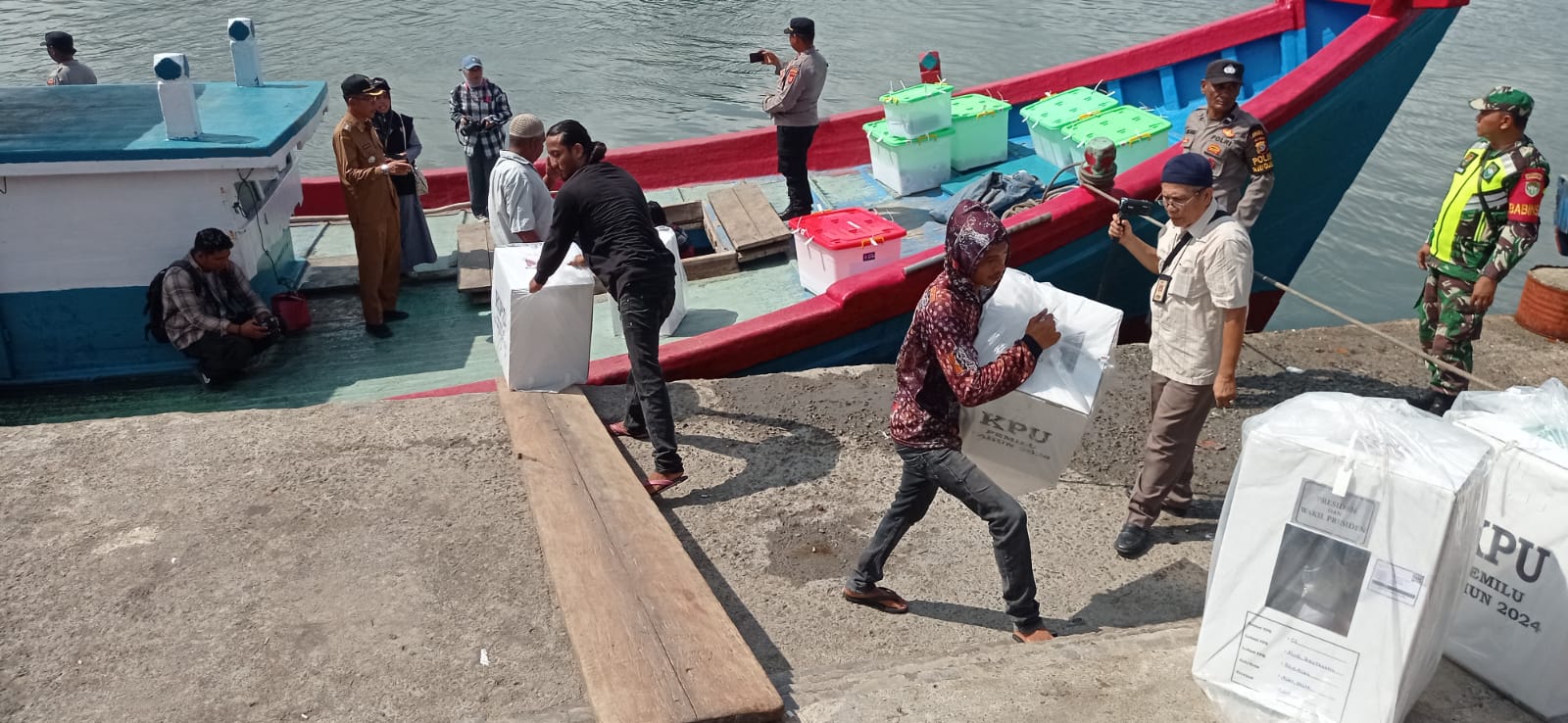 90 kotak suara dari 18 TPS di Kecamatan Pulau Aceh tiba di Pelabuhan Ulele 90 kotak suara dari 18 TPS di Kecamatan Pulau Aceh tiba di Pelabuhan Ulele