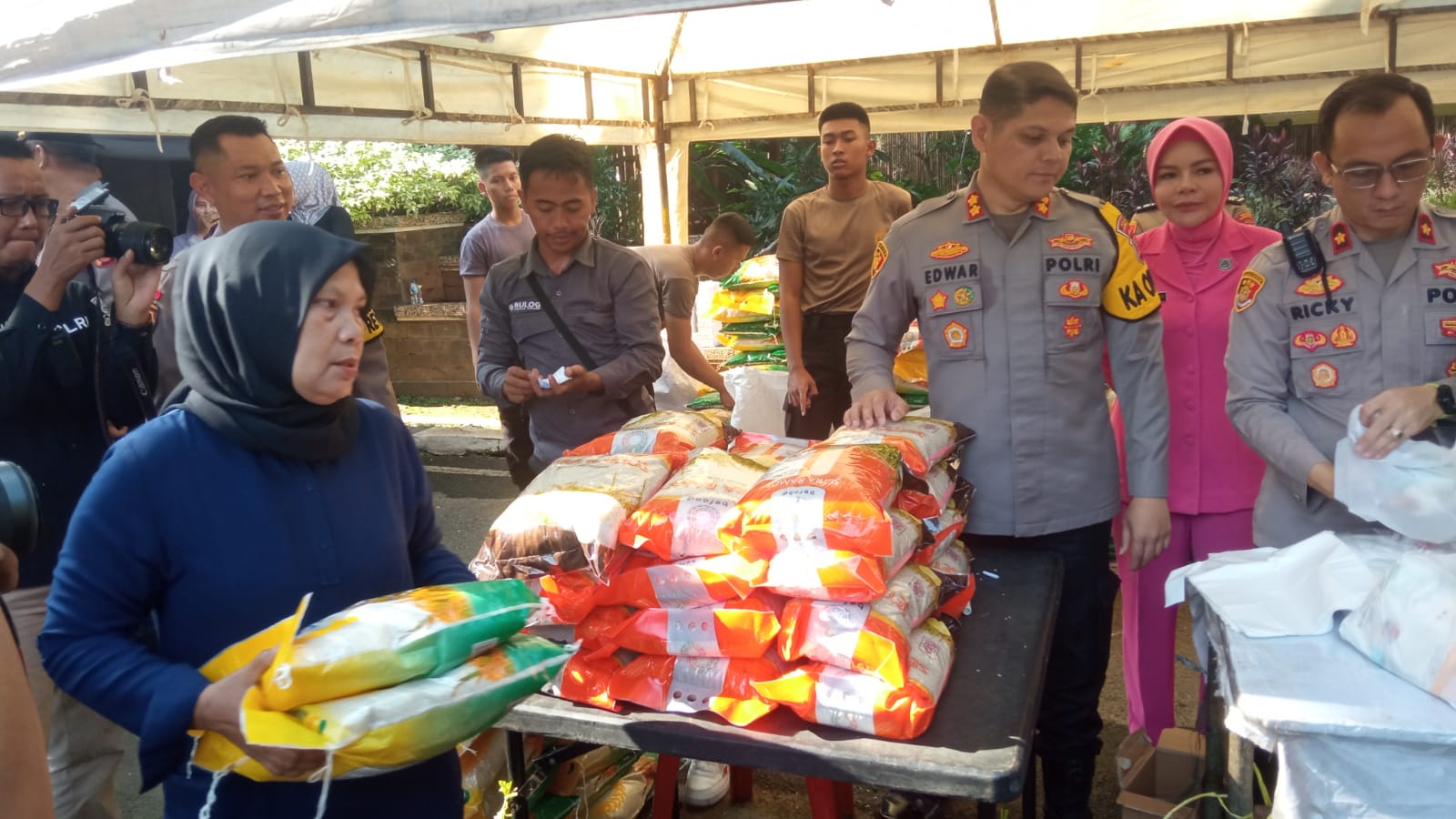 Polres Purwakarta gelar pasar murah beras SPHP Polres Purwakarta gelar pasar murah beras SPHP