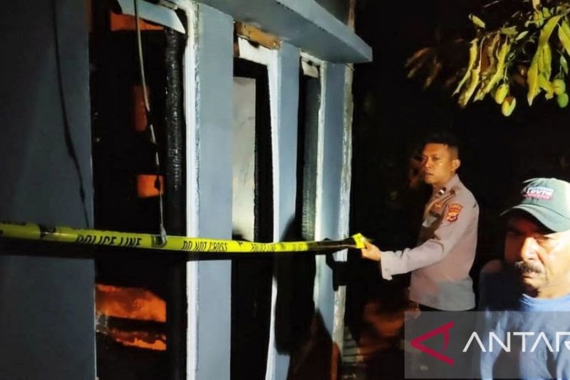 Satu keluarga di Ambon selamat dari musibah kebakaran rumah Satu keluarga di Ambon selamat dari musibah kebakaran rumah