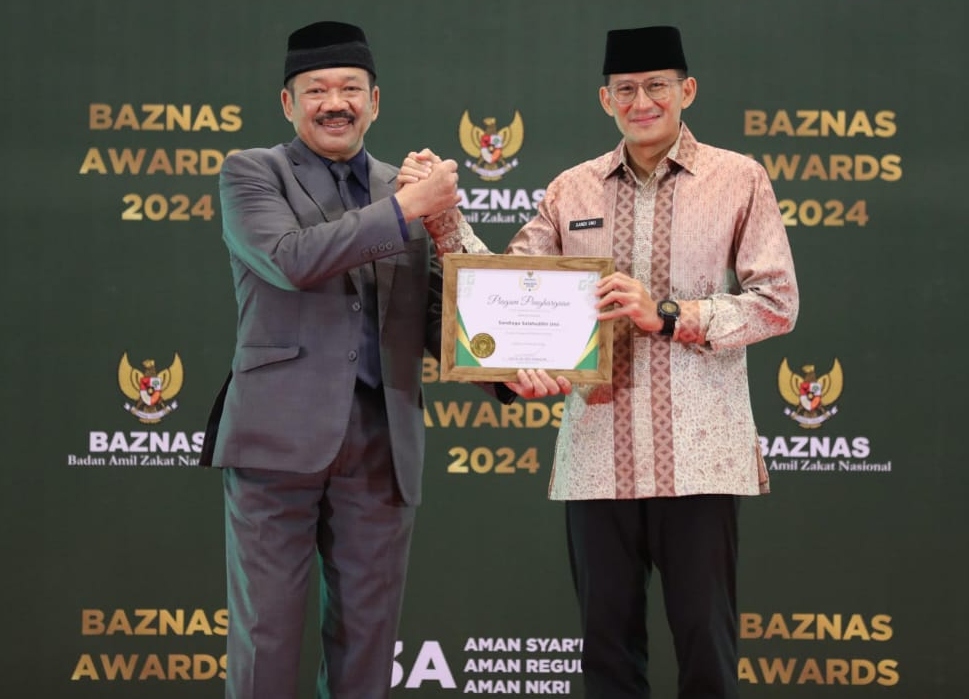 Menparekrat Sandiaga Uno terima penghargaan dari BAZNAS