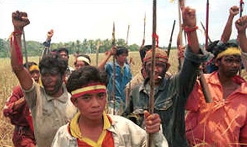 18 Februari 2001: Kekerasan antaretnis Dayak dan Madura pecah 18 Februari 2001: Kekerasan antaretnis Dayak dan Madura pecah