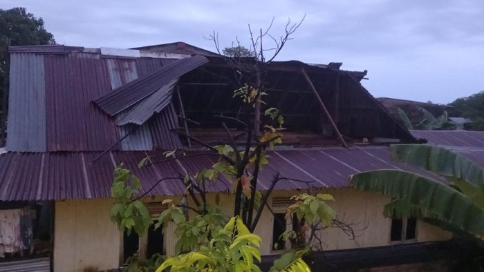 15 Februari 2023: 29 rumah di Barru rusak diterjang angin puting beliung