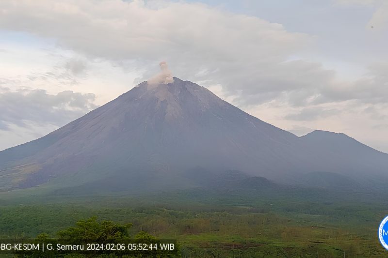 Gunung Semeru luncurkan abu vulkanik setinggi 500 meter Gunung Semeru luncurkan abu vulkanik setinggi 500 meter